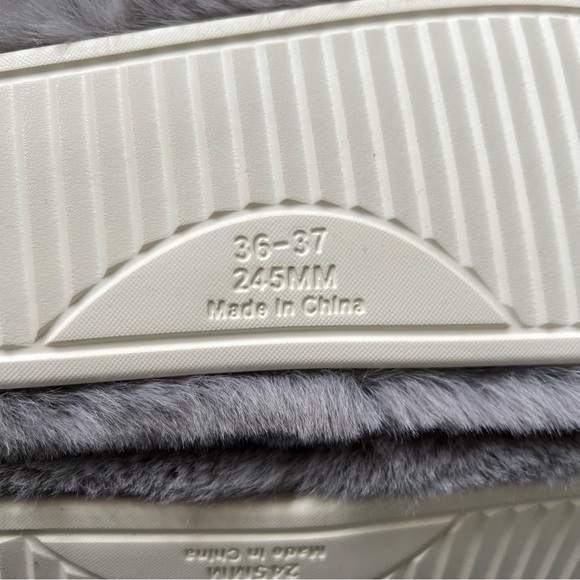 NWB Chantamoo Grey Faux Fur slippers - women’s size 6 - Picture 6 of 6